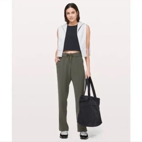 lululemon athletica Pants - LULULEMON On The Right Track Pants Olive Green Size 6 EUC